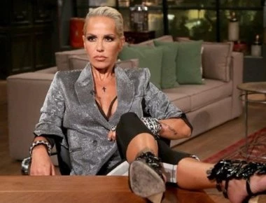 Η Νατάσα Καλογρίδη ντύνεται... τσολιάς και μας προετοιμάζει για το το νέο της κανάλι στο youtube (βίντεο)